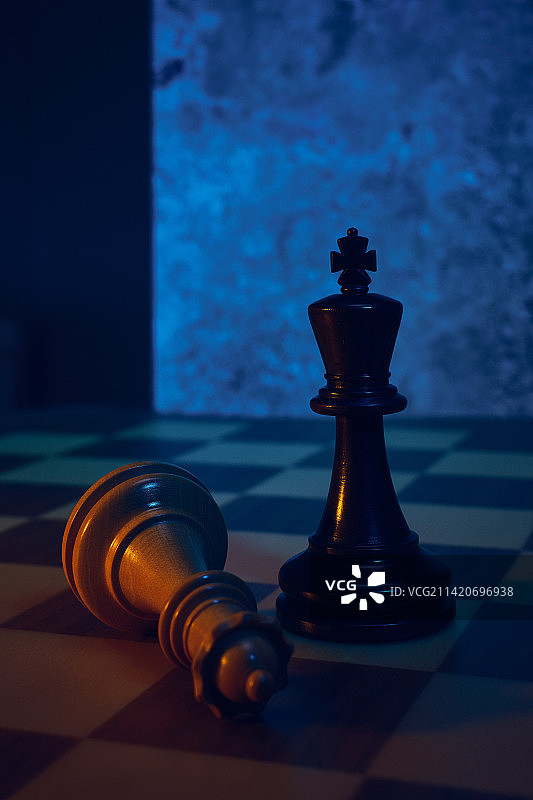 棋盘上的国际象棋棋子特写图片素材