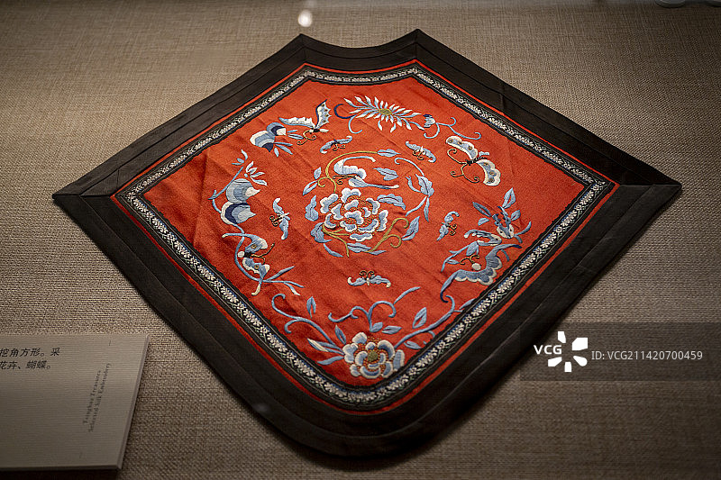 红色缎绣花蝶纹肚兜，清华大学艺术博物馆图片素材