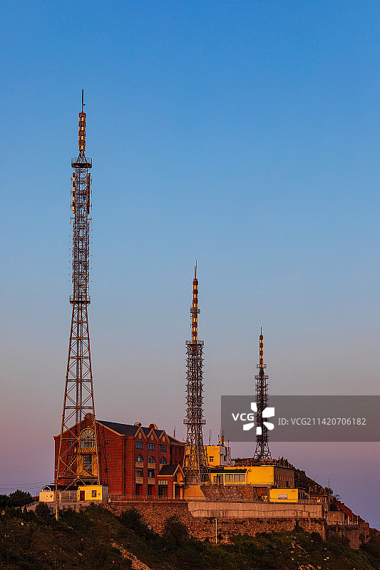 郑州新密伏羲山五指岭电力信号塔设备图片素材