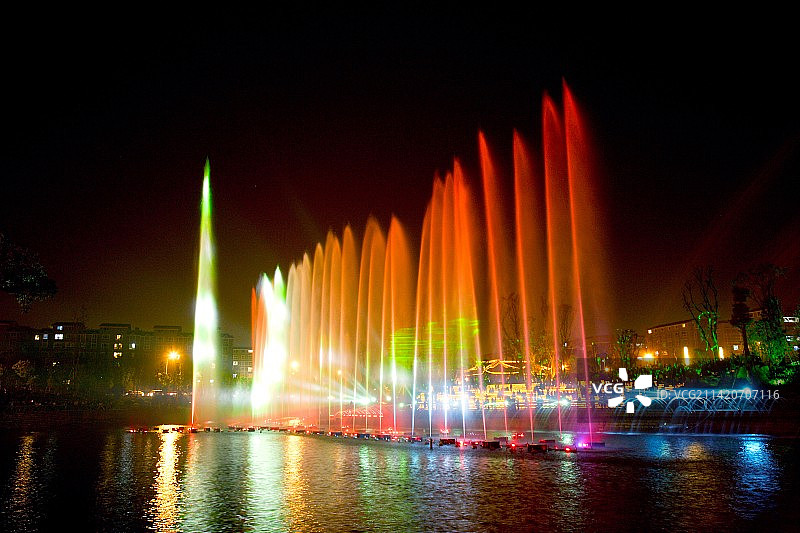 璧山县观音塘湿地公园激光音乐喷泉夜景图片素材