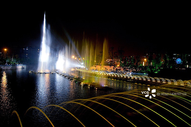 璧山县观音塘湿地公园激光音乐喷泉夜景图片素材