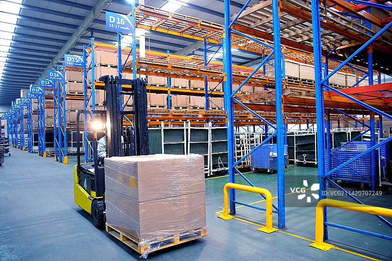 物流公司汽车零部件仓库图片素材