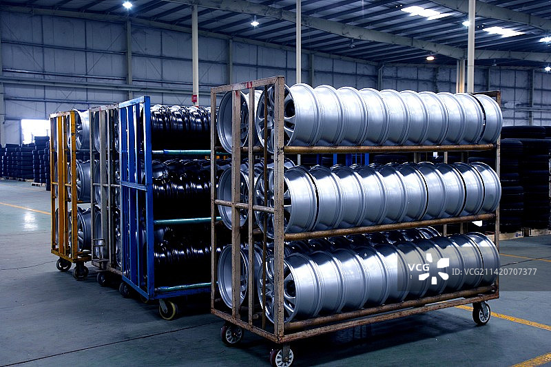 汽车零部件仓库储备的汽车轮辋图片素材