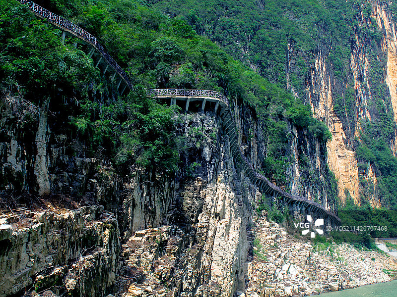 重庆巫山大宁河小三峡滴翠峡内全长3公里左右的小三峡古栈道走道图片素材