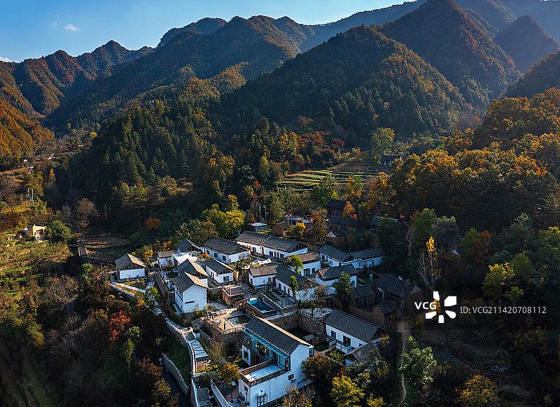 大山深处的特色民宿图片素材
