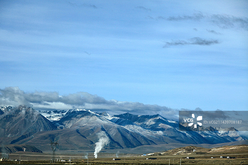 西藏自治区那曲市当雄县境内念青唐古拉山雪峰下羊八井地热田景观图片素材