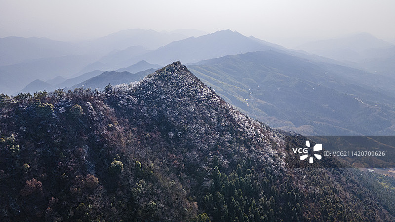 湖南怀化溆浦金子山雾松雪景航拍图图片素材