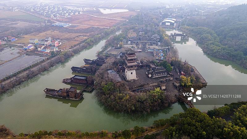 中国湖北三国赤壁古战场仿古建筑航拍图图片素材