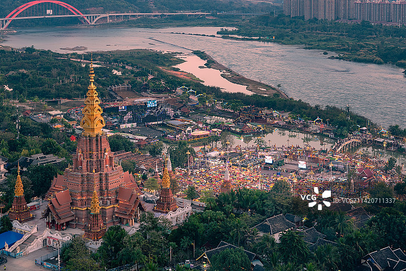 大金塔和星光夜市傍晚高角度视图图片素材