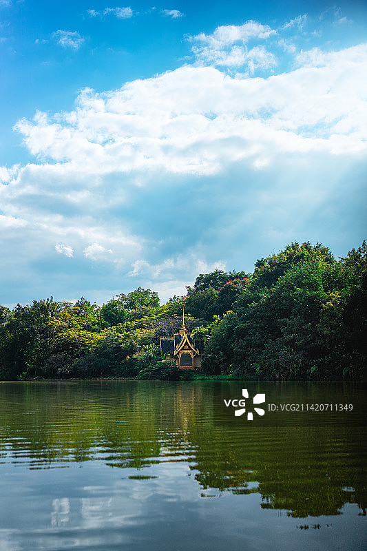 湖边的建筑和树木图片素材