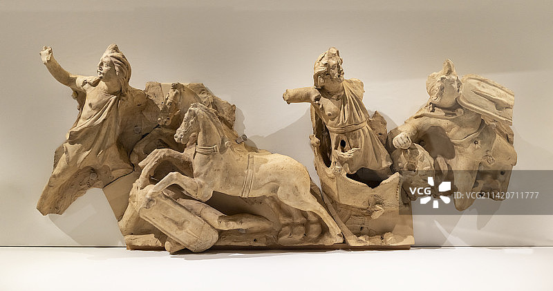 国博意大利之源-古罗马文明展-意大利,赤土陶-迦拉太人（凯尔特人）和希腊诸神战斗场景雕饰残件图片素材