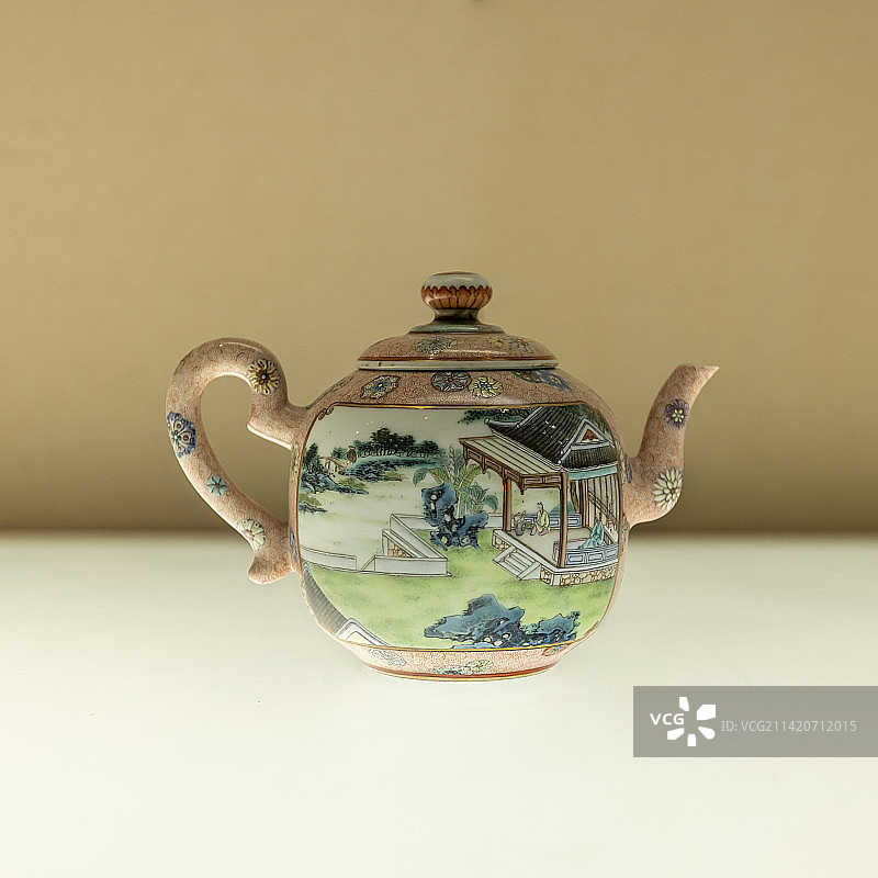 国博中国古代瓷器艺术展-粉彩雨中烹茶园景题诗茶壶-清乾隆图片素材