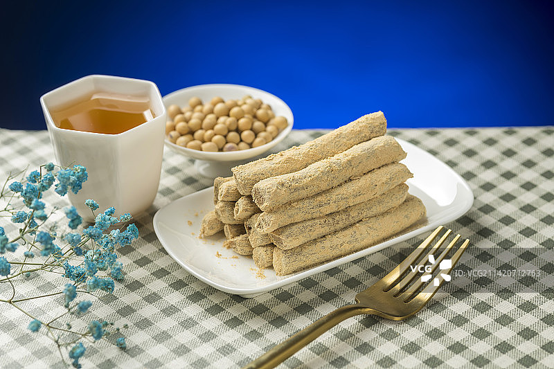 天津小吃豆根糖摆放在桌面上特写图片素材