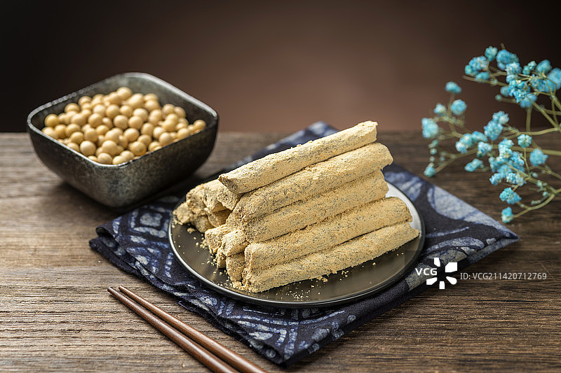 天津小吃豆根糖摆放在桌面上特写图片素材