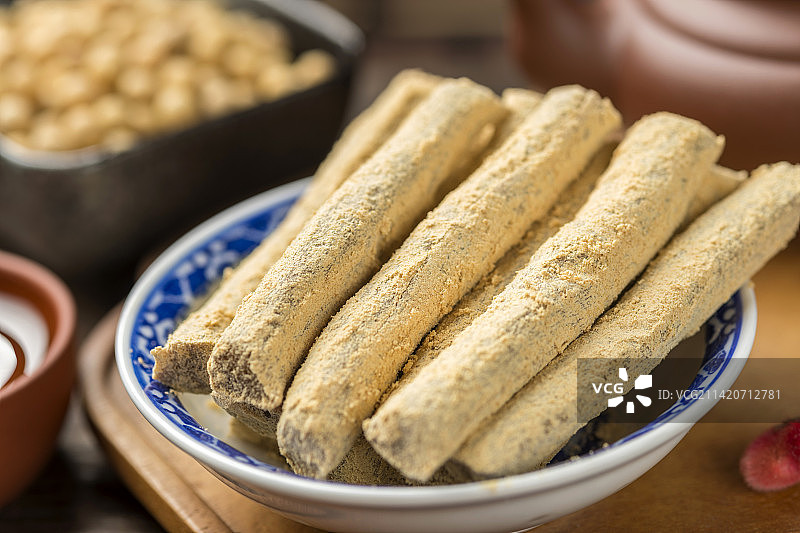 天津小吃豆根糖摆放在桌面上特写图片素材