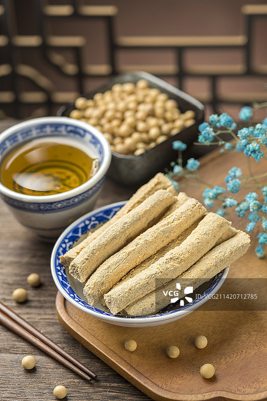 天津小吃豆根糖摆放在桌面上特写图片素材