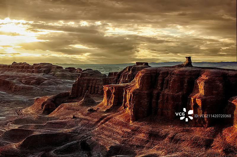 落日阳光下的乌尔禾魔鬼城图片素材