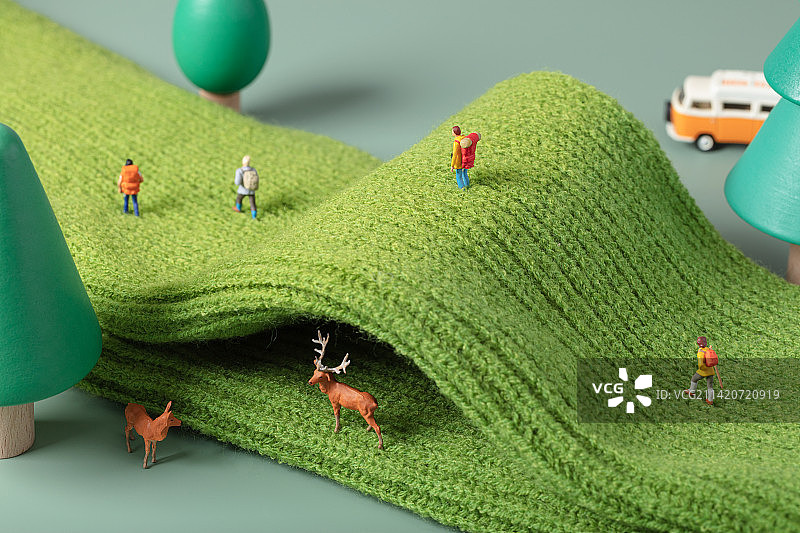 微缩创意围巾上踏青春游的青年图片素材