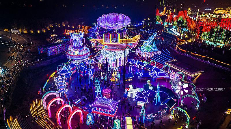 航拍第29届自贡国际恐龙灯会夜景全景图片素材
