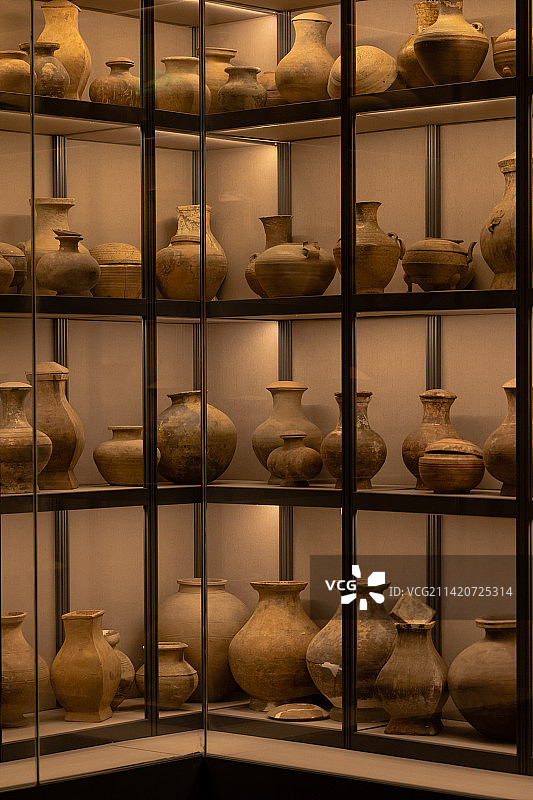江苏省徐州市云龙区徐州博物馆 石器时代的陶罐图片素材