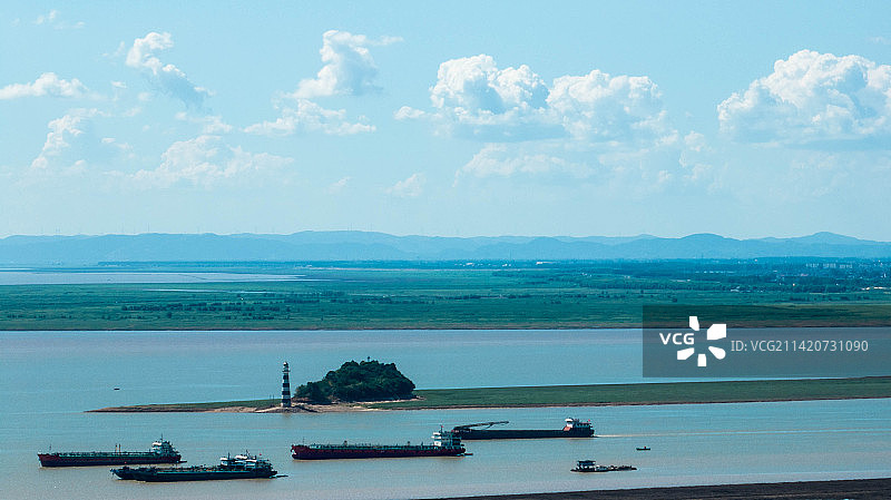 航拍蓝天白云下的岳阳城市和洞庭湖图片素材