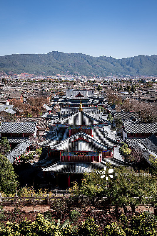 云南丽江狮子山下的木府图片素材