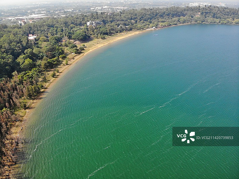 湛江湖光岩沿岸 湖光映照岩壁，光彩动人，故谓之湖光岩图片素材
