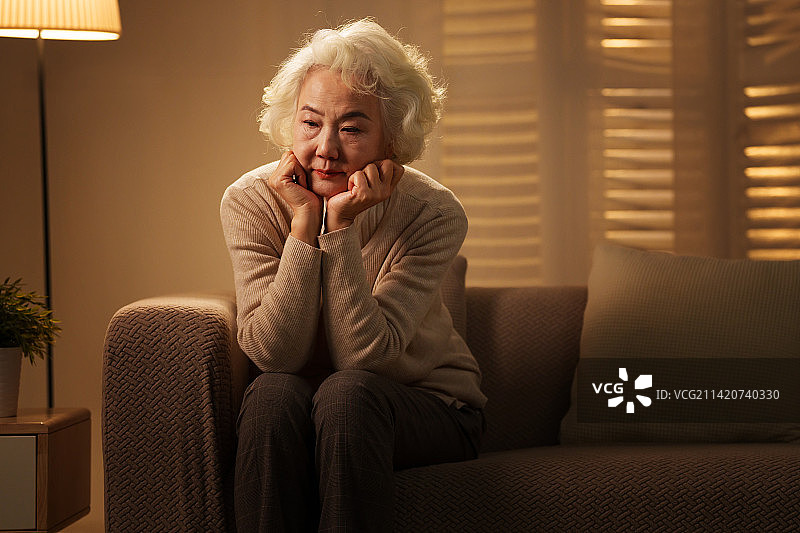 孤独落寞的老年人图片素材