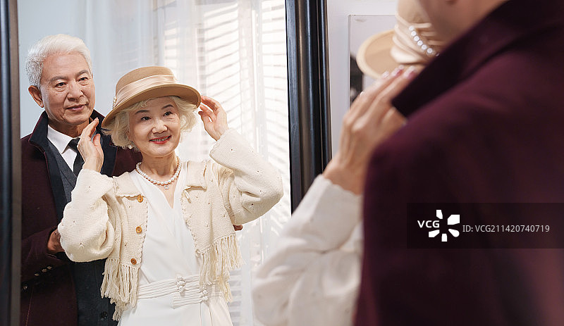 时尚的老年夫妇照镜子图片素材