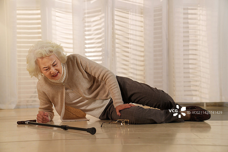 空巢老人摔倒在地上图片素材