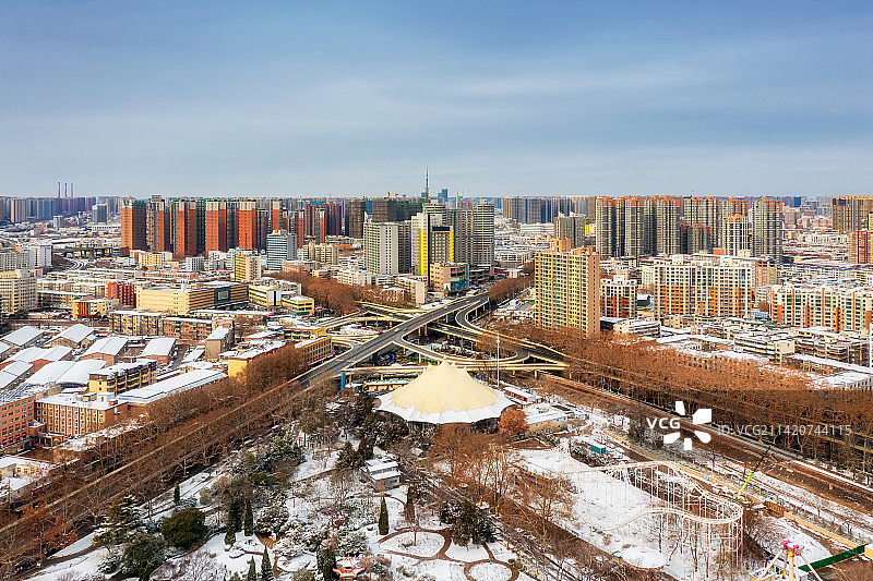 河南省郑州市人民公园都市风光与城市天际线冬季雪景户外航拍图片素材