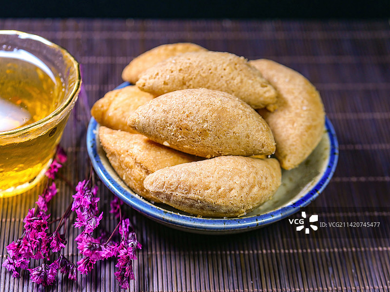 民间传统贺年食品炸油角酥角炸饺子逢年过节茶点零食过年零嘴南粤广府地区春节沏茶小吃酥脆油炸食品甜品年货图片素材