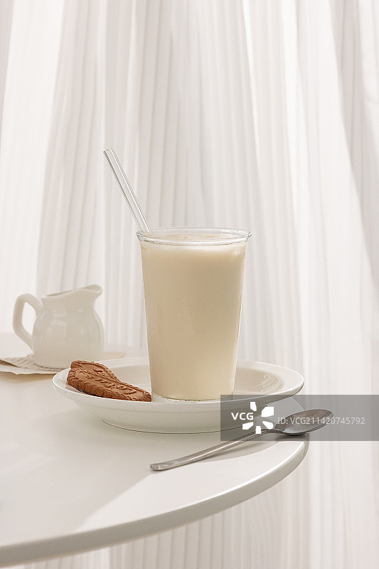 一杯冰牛奶|奶茶|下午茶图片素材