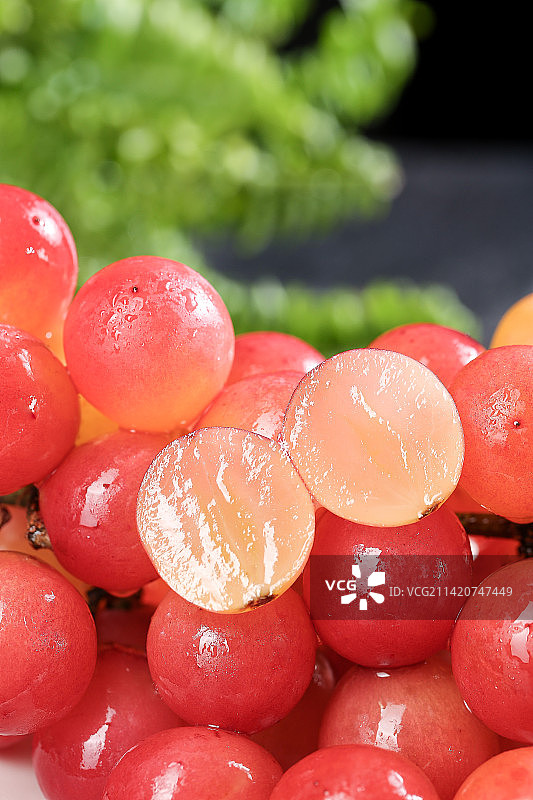 深底上的妮娜皇后葡萄图片素材