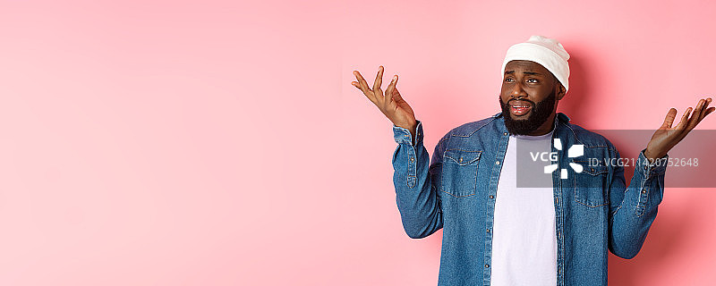 怀疑困惑的男人看向荒谬事物图片素材