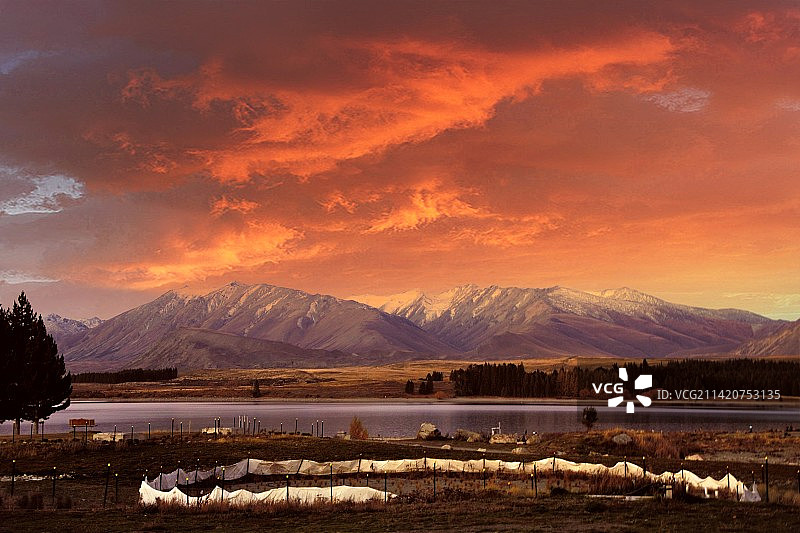 雪山披彩霞图片素材