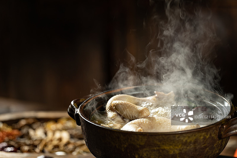 一锅热气腾腾的营养鸡汤图片素材
