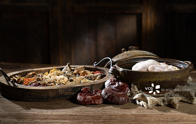 滋补药材和鸡汤图片素材