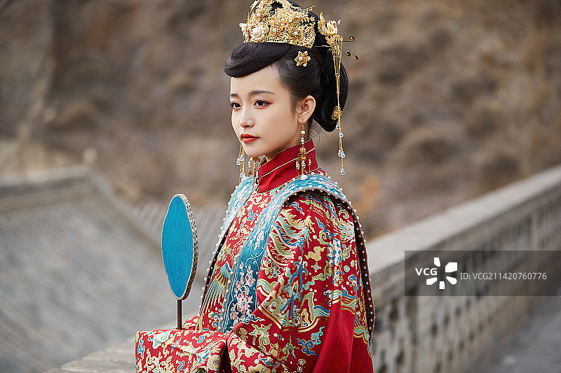 身穿明朝古装汉服婚服的东方新娘图片素材