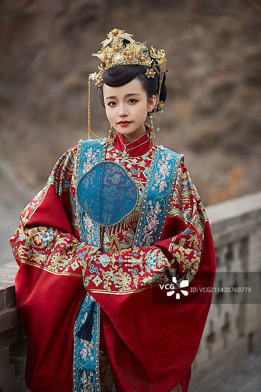 身穿明朝古装汉服婚服的东方新娘图片素材