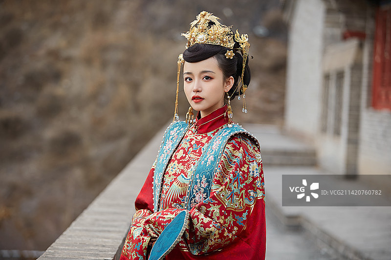 身穿明朝古装汉服婚服的东方新娘图片素材