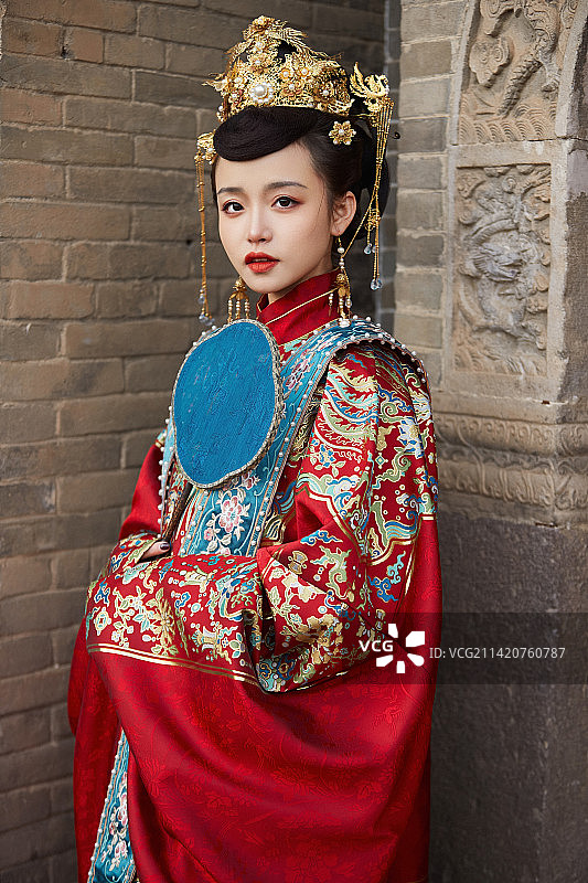 身穿明朝古装汉服婚服的东方新娘图片素材
