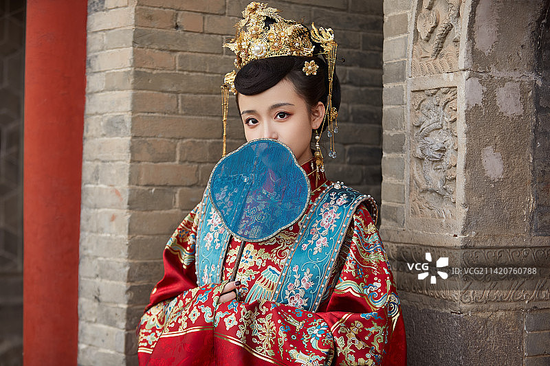 身穿明朝古装汉服婚服的东方新娘图片素材