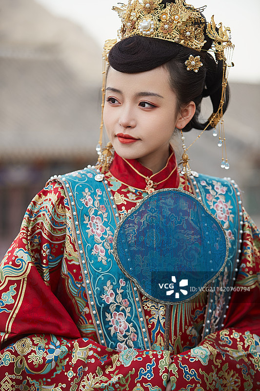 身穿明朝古装汉服婚服的东方新娘图片素材