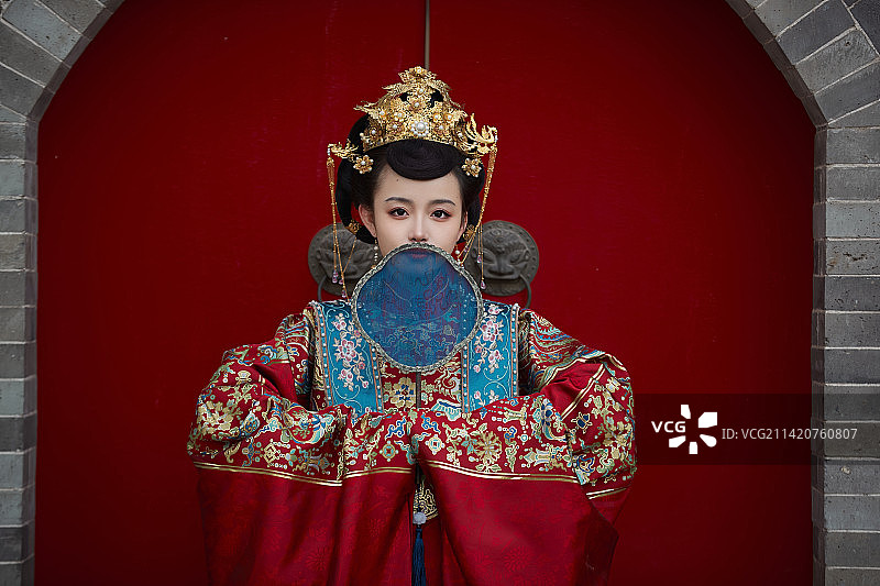 身穿明朝古装汉服婚服的东方新娘图片素材