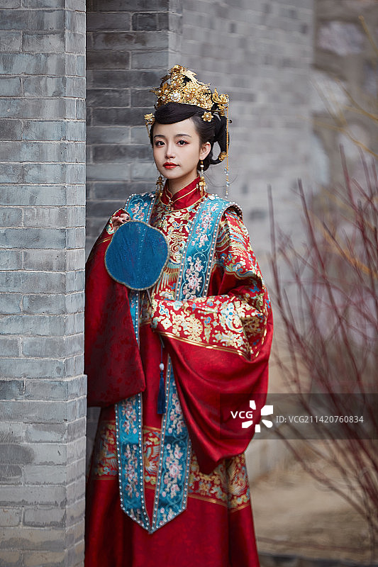 身穿明朝古装汉服婚服的东方新娘图片素材