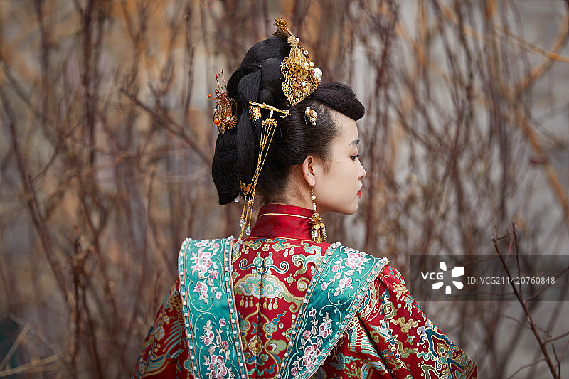 身穿明朝古装汉服婚服的东方新娘图片素材