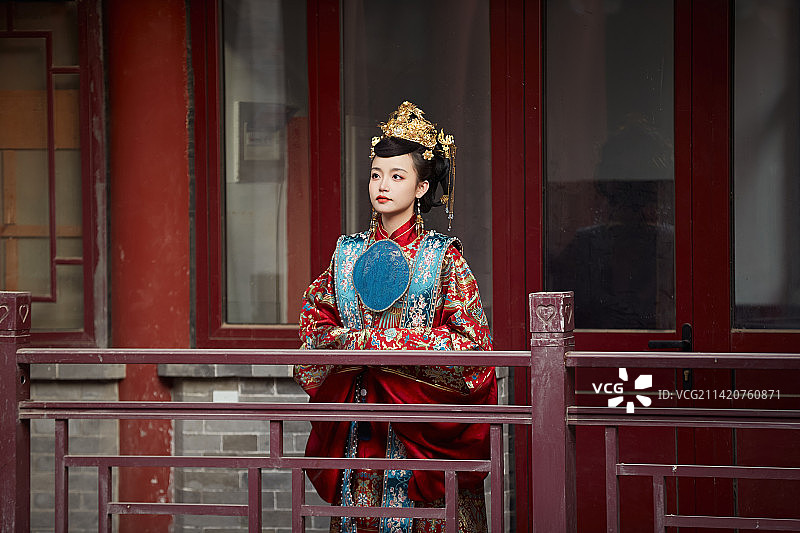 身穿明朝古装汉服婚服的东方新娘图片素材