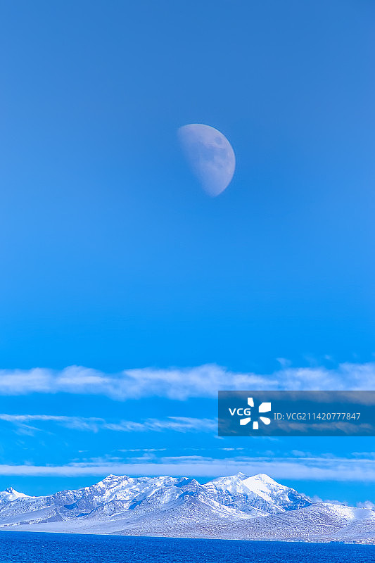 普莫雍错雪山上的半月图片素材