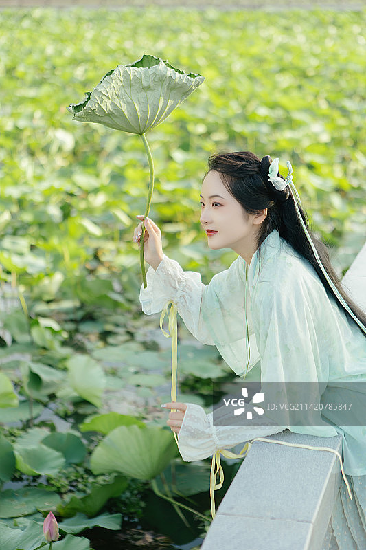 亚洲汉服美女在池塘边玩乐图片素材